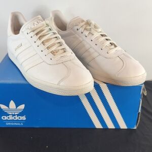 Adidas Gazelle Dneskers, size 9.5. White
